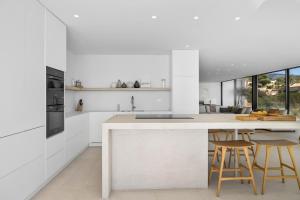 Een keuken of kitchenette bij Exclusive VILLA IMAGINE MARBELLA breathtaking panoramic sea views heated infinity pool
