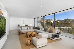 Een zitgedeelte bij Exclusive VILLA IMAGINE MARBELLA breathtaking panoramic sea views heated infinity pool