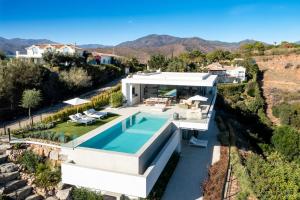 Het zwembad bij of vlak bij Exclusive VILLA IMAGINE MARBELLA breathtaking panoramic sea views heated infinity pool