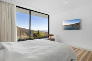 Een bed of bedden in een kamer bij Exclusive VILLA IMAGINE MARBELLA breathtaking panoramic sea views heated infinity pool