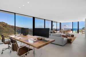 Een TV en/of entertainmentcenter bij Exclusive VILLA IMAGINE MARBELLA breathtaking panoramic sea views heated infinity pool
