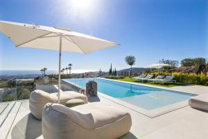 Het zwembad bij of vlak bij Exclusive VILLA IMAGINE MARBELLA breathtaking panoramic sea views heated infinity pool