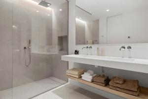 Een badkamer bij Exclusive VILLA IMAGINE MARBELLA breathtaking panoramic sea views heated infinity pool
