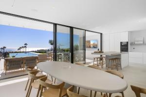 Een keuken of kitchenette bij Exclusive VILLA IMAGINE MARBELLA breathtaking panoramic sea views heated infinity pool