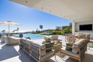 Het zwembad bij of vlak bij Exclusive VILLA IMAGINE MARBELLA breathtaking panoramic sea views heated infinity pool