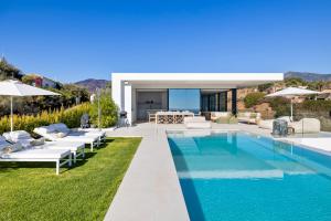Het zwembad bij of vlak bij Exclusive VILLA IMAGINE MARBELLA breathtaking panoramic sea views heated infinity pool