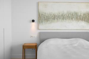 Een bed of bedden in een kamer bij Exclusive VILLA IMAGINE MARBELLA breathtaking panoramic sea views heated infinity pool
