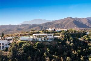 een luchtzicht op een huis met bergen op de achtergrond bij Exclusive VILLA IMAGINE MARBELLA breathtaking panoramic sea views heated infinity pool in Benahavís