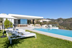 Het zwembad bij of vlak bij Exclusive VILLA IMAGINE MARBELLA breathtaking panoramic sea views heated infinity pool