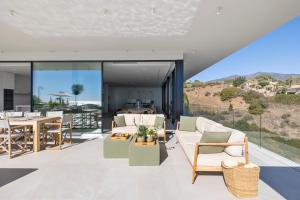 Een zitgedeelte bij Exclusive VILLA IMAGINE MARBELLA breathtaking panoramic sea views heated infinity pool