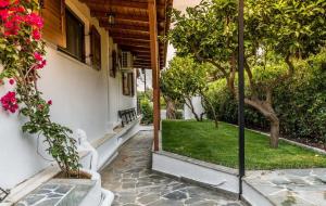 otwarte drzwi domu z ogrodem w obiekcie Casa di Soho w mieście Kalamos