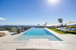 een zwembad in een villa met uitzicht bij Exclusive VILLA IMAGINE MARBELLA breathtaking panoramic sea views heated infinity pool in Benahavís