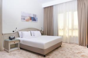 Postel nebo postele na pokoji v ubytování Triumph Plaza Hotel