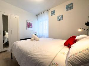 um quarto com uma grande cama branca com animais de peluche em [Venezia-Mestre] Design Apartment Bros#1 em Veneza