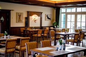 - un restaurant avec des tables et des chaises dans une salle dans l'établissement Landhaus Lellichow, à Lellichow