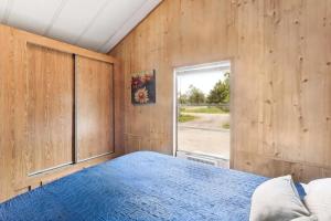 Giường trong phòng chung tại Cabin 9 - Toronto Lake- Fishing, Swimming & More! cabin