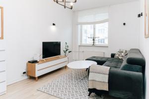 ein Wohnzimmer mit einem Sofa und einem Tisch in der Unterkunft Gonsiori Apartment in Tallinn