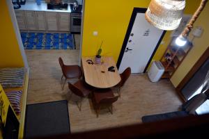 an overhead view of a kitchen with a table and chairs at Villa Roza in Kástro Tornéze