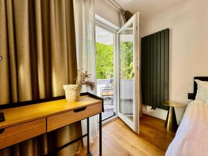 a bedroom with a bed and a door to a balcony at Elite Plus Cornisa in Târgu-Mureş