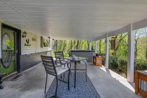 Μπαλκόνι ή βεράντα στο Riverside Serenity- A Picturesque Retreat cottage