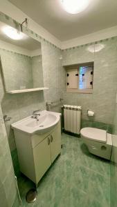 La salle de bains est pourvue d'un lavabo et de toilettes. dans l'établissement Casa Vacanza Trono Del Sol, à Vietri