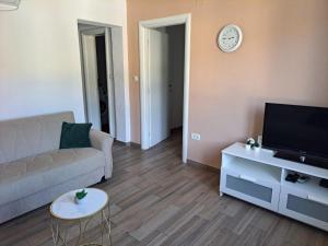 TV a/nebo společenská místnost v ubytování Apartment Teuta