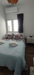 una camera da letto con un letto e due asciugamani di La Casita El Carmen a Quintanar de la Orden