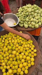 una pila de limones y otras frutas y hortalizas en Bristows Haveli Homestay, en Jodhpur