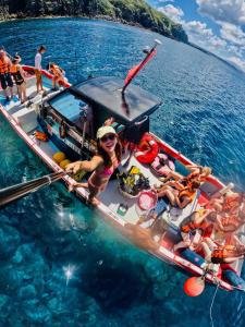 un grupo de personas en un barco en el agua en OKESYOU - Vacation STAY 43545v, en Niijimamura