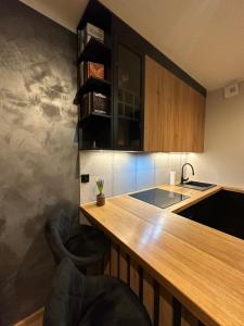 A kitchen or kitchenette at Przytulne mieszkanie