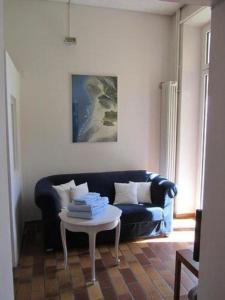- un salon avec un canapé bleu et une table dans l'établissement Casa Speranza PT, à Muralto