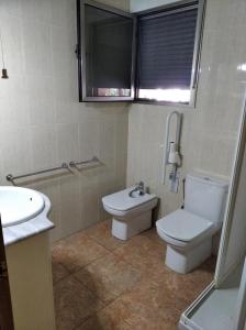 a bathroom with a toilet and a sink at Marvel apartamento Vinaros in Vinaròs +10 photos