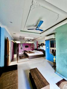 uma sala de estar com um sofá e uma cama em Bobby Premium Residency em Puri