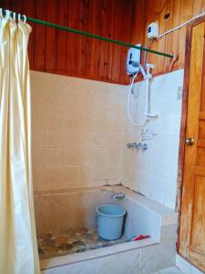 Et badeværelse på Rustic Rooms at an American-Style Cabin - CARL INN