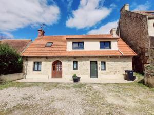 une maison en pierre avec un toit rouge dans l'établissement Maison 30m2 - 1 chambre - Jardin, à Fontaine-Étoupefour