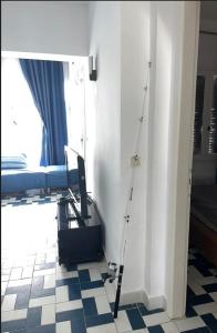 um quarto com uma televisão e um tripé em Bel appartement au coeur du Port El Kantaoui em Port El Kantaoui