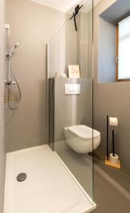 La salle de bains est pourvue de toilettes et d'une cabine de douche en verre. dans l'établissement Familienfreundliche Stadt-Oase mit Arbeitsplatz - Bahnhofsnah, 2 Schlafzimmer, 76qm & gratis Kaffee- und Teeangebot, à Chemnitz 8 autres photos