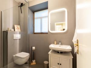 une salle de bain avec un lavabo, des toilettes et un miroir dans l'établissement Familienfreundliche Stadt-Oase mit Arbeitsplatz - Bahnhofsnah, 2 Schlafzimmer, 76qm & gratis Kaffee- und Teeangebot, à Chemnitz