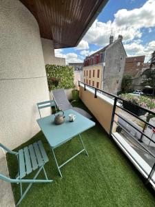 een klein balkon met een tafel en een stoel bij Cocon douillet résidence calme in Pau