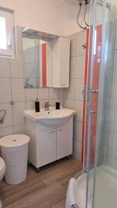 Koupelna v ubytování Apartment Teuta + 37 fotografií