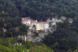 un edificio en una colina en medio de una montaña en CASA VACANZE - LA CASINA DI LALLA - CASALE PIE' DI LOGGIO, en Limiti