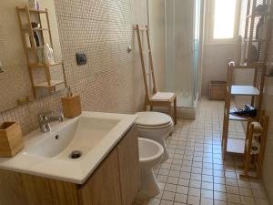 ナポリにあるCasa di Carlo al Vomeroのバスルーム(白い洗面台、トイレ付)