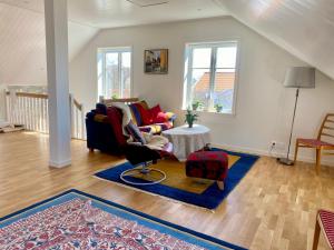 a living room with a couch and a table at Nära Kvarnen-Mollösund in Mollösund