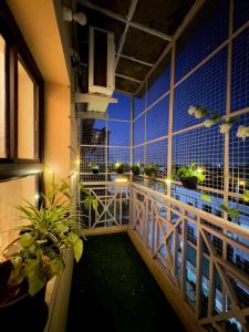 En balkon eller terrasse på Casa Paradis- secure, cozy& peaceful paradise in heart of most happening colony