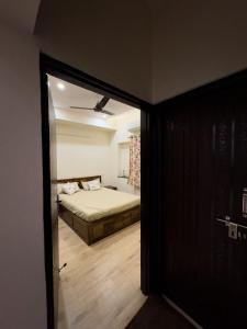 una camera con un letto e un grande specchio di Casa Paradis- secure, cozy& peaceful paradise in heart of most happening colony a Jaipur