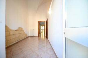 un couloir avec du carrelage et une porte dans l'établissement Casa vacanze Ginevra con aria condizionata e WIFI gratutiti, à Lizzanello