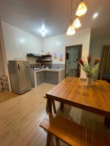 sala de estar con mesa de madera y cocina en 910 Casa, en Gasan
