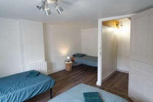 1 dormitorio con 1 cama y puerta que conduce a una habitación en Le Repose Pieds, en Le Monastier sur Gazeille