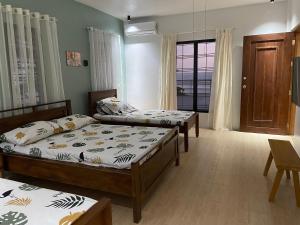 1 dormitorio con 2 camas y balcón en 910 Casa, en Gasan