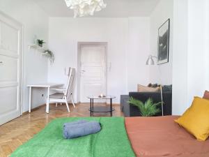 ein Wohnzimmer mit einem Sofa und einem Tisch in der Unterkunft Beautiful and Spacious Apartment 69m2 for 5 guests next to Florian's Gate in Krakau